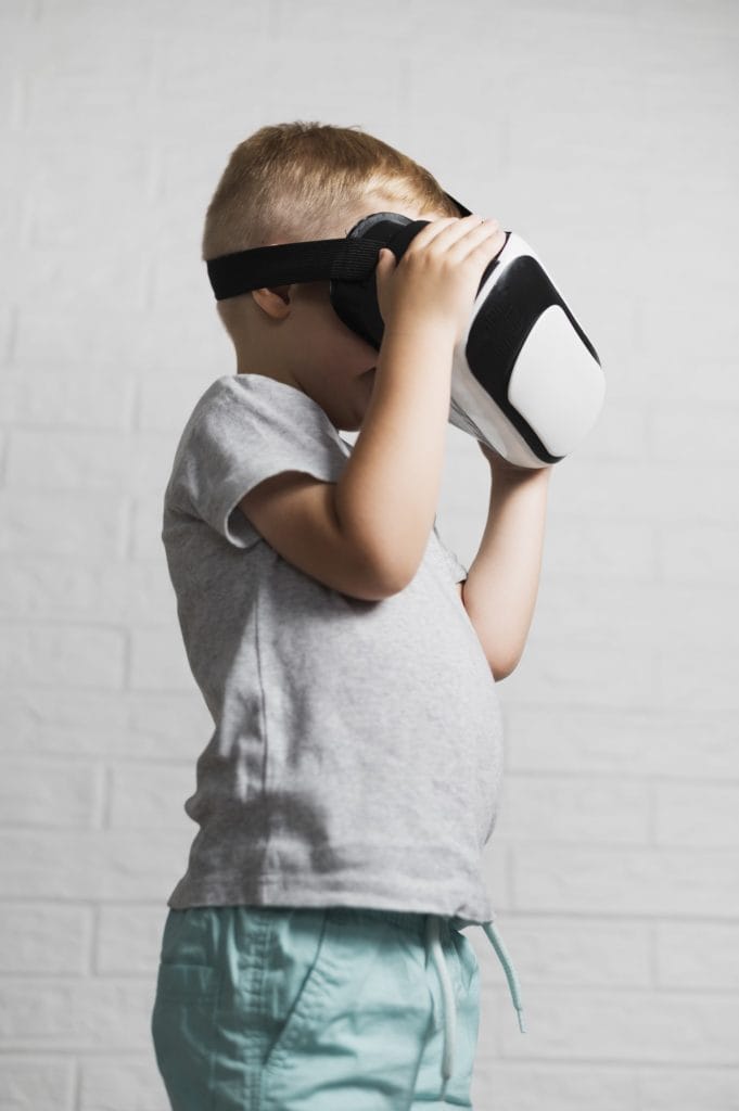 כיצד מטמיעים מציאות מדומה ורבודה בכיתה? 14 VR משקפיים